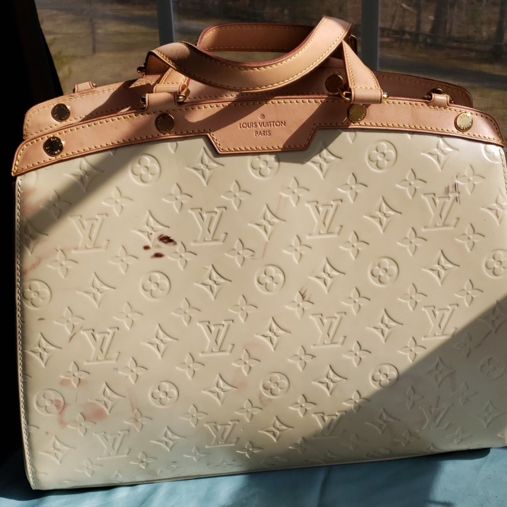 Carried this once but my other bags bleed on it